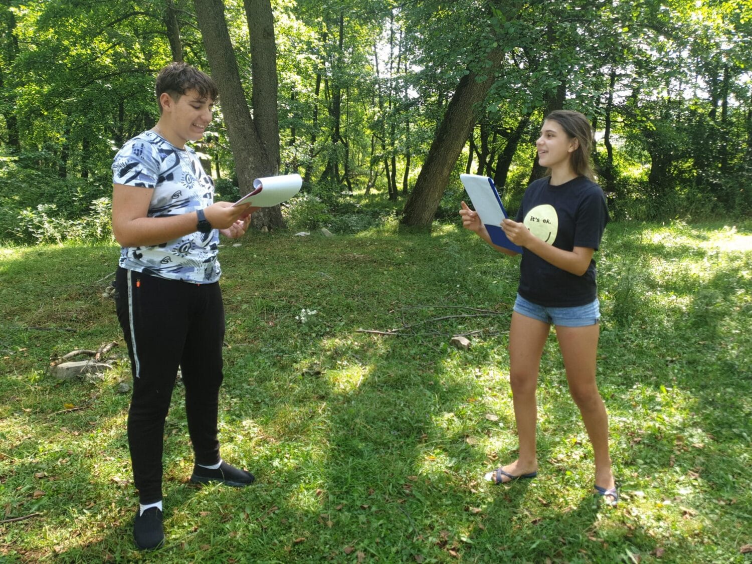 actor cu mana in ghips