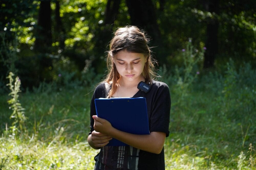 Actor cu mâna în ghips