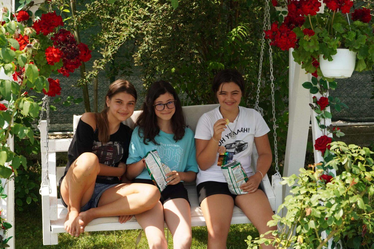 actor cu mana in ghips